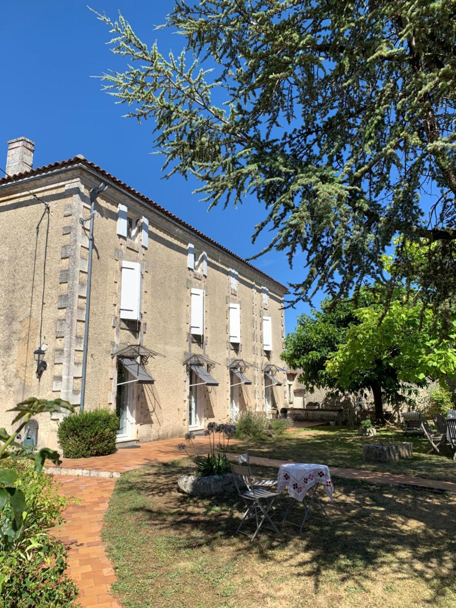 The Cool Lounge A Coulonges - Charente Bed and Breakfast Exteriör bild