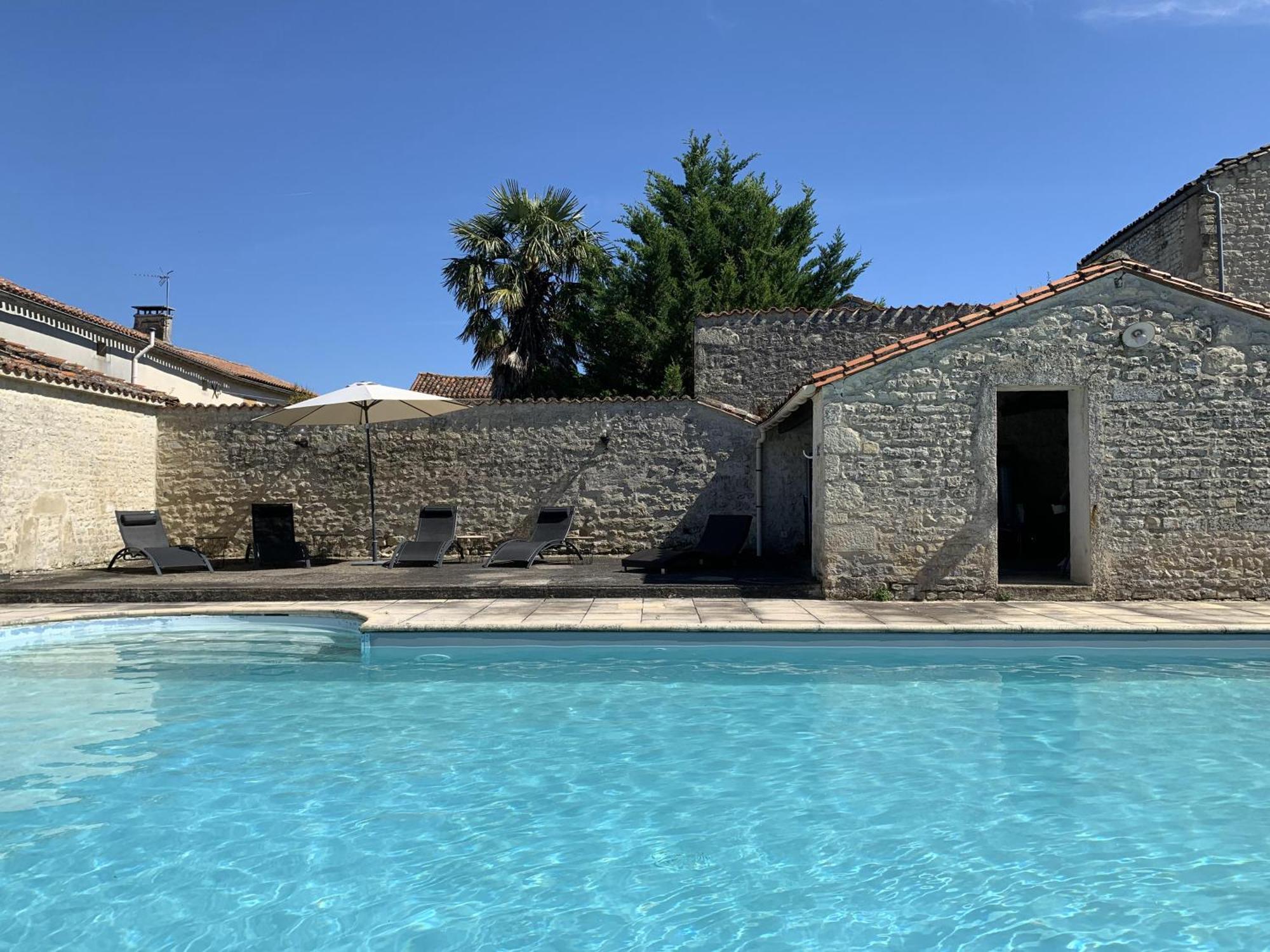 The Cool Lounge A Coulonges - Charente Bed and Breakfast Exteriör bild