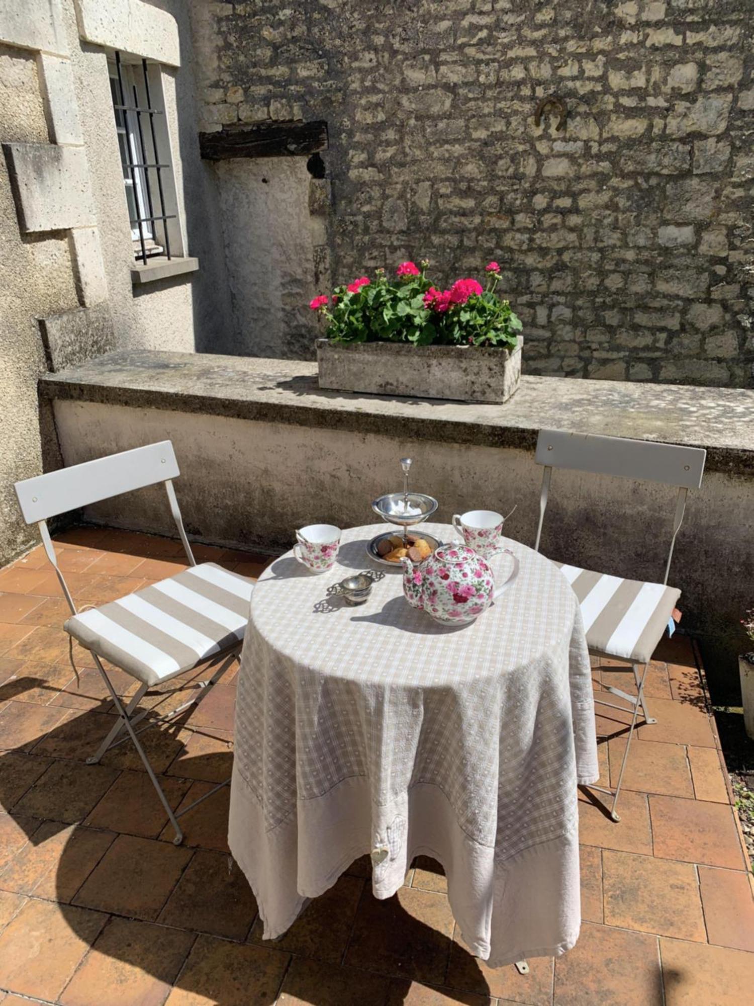 The Cool Lounge A Coulonges - Charente Bed and Breakfast Exteriör bild