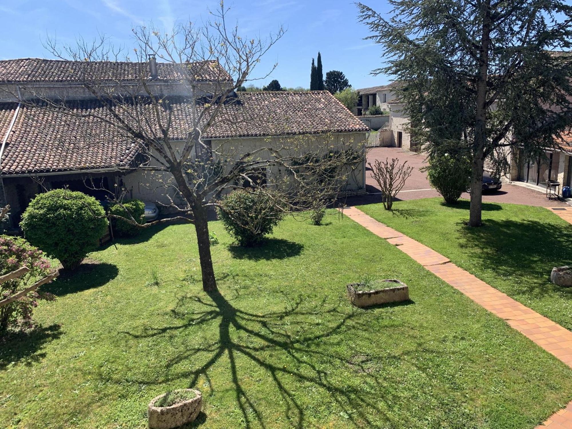 The Cool Lounge A Coulonges - Charente Bed and Breakfast Exteriör bild